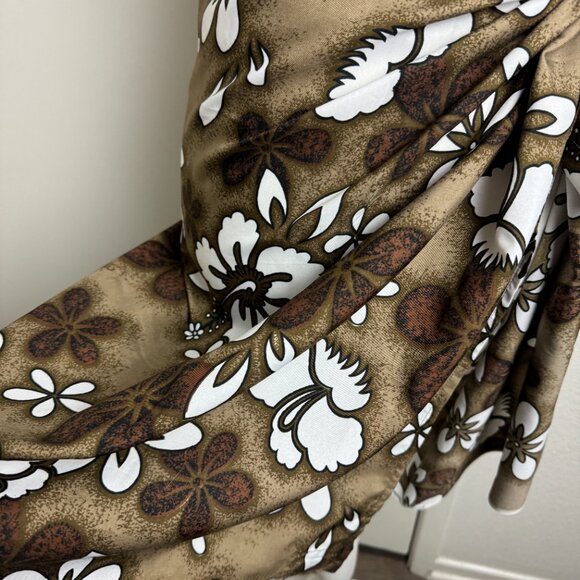 Sarong Hawaiian Brown & White Hibiscus - Picture 2 of 5